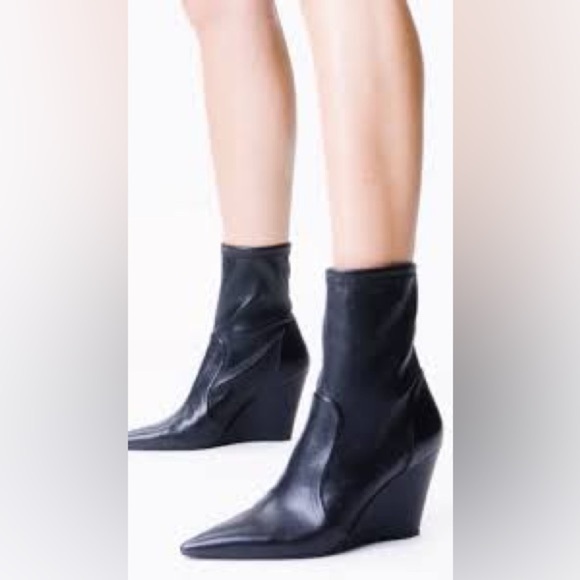 Stuart Wedge 85 Sock Bootie (Women)
Stuart Weitzman - Picture 7 of 14